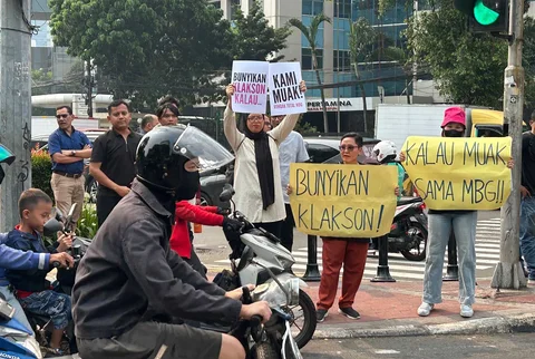 Massa aksi yang tergabung dalam MBG Watch, terdiri atas sejumlah organisasi masyarakat sipil, menggelar unjuk rasa di sekitar kantor Badan Gizi Nasional (BGN) di Jalan Kebun Sirih, Jakarta, Rabu (10/6/2026).