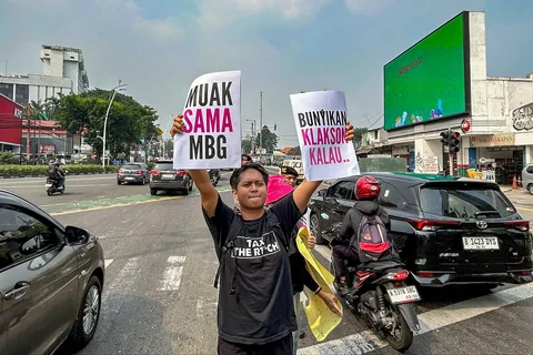 Massa aksi yang tergabung dalam MBG Watch, terdiri atas sejumlah organisasi masyarakat sipil, menggelar unjuk rasa di sekitar kantor Badan Gizi Nasional (BGN) di Jalan Kebun Sirih, Jakarta, Rabu (10/6/2026).
