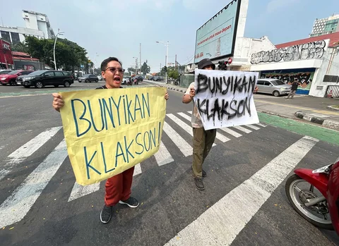 Massa aksi yang tergabung dalam MBG Watch, terdiri atas sejumlah organisasi masyarakat sipil, menggelar unjuk rasa di sekitar kantor Badan Gizi Nasional (BGN) di Jalan Kebun Sirih, Jakarta, Rabu (10/6/2026).