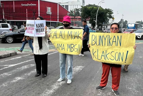 Massa aksi yang tergabung dalam MBG Watch, terdiri atas sejumlah organisasi masyarakat sipil, menggelar unjuk rasa di sekitar kantor Badan Gizi Nasional (BGN) di Jalan Kebun Sirih, Jakarta, Rabu (10/6/2026).