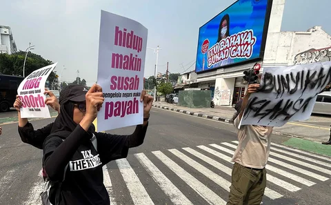 Massa aksi yang tergabung dalam MBG Watch, terdiri atas sejumlah organisasi masyarakat sipil, menggelar unjuk rasa di sekitar kantor Badan Gizi Nasional (BGN) di Jalan Kebun Sirih, Jakarta, Rabu (10/6/2026).
