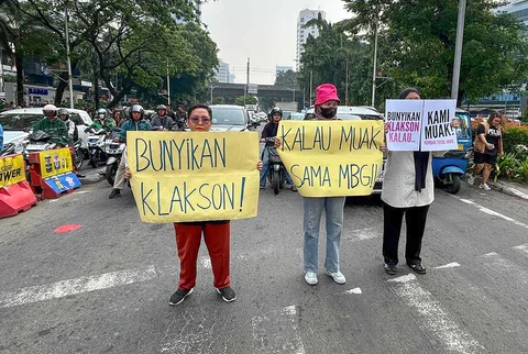Massa aksi yang tergabung dalam MBG Watch, terdiri atas sejumlah organisasi masyarakat sipil, menggelar unjuk rasa di sekitar kantor Badan Gizi Nasional (BGN) di Jalan Kebun Sirih, Jakarta, Rabu (10/6/2026).