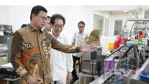 Kepala BPOM Prof. dr. Taruna Ikrar, M.Biomed., MD., Ph.D. didampingi Direktur Utama Sido Muncul Dr. (H.C.) Irwan Hidayat meninjau proses pemeriksaan kemasan dan pengemasan produk Kuku Bima.