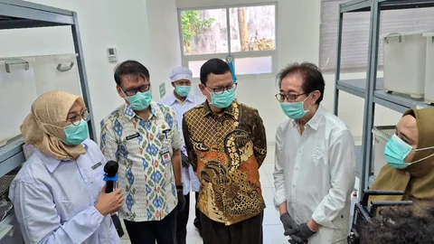 Direktur Utama Sido Muncul Dr. (H.C.) Irwan Hidayat mendampingi Kepala BPOM Prof. dr. Taruna Ikrar, M.Biomed., MD., Ph.D. meninjau fasilitas Laboratorium Farmakologi Sido Muncul.