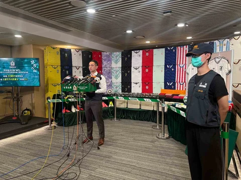 Kayne Chung, seorang inspektur senior Departemen Bea Cukai dan Pajak Hong Kong, berbicara kepada wartawan di kantor pusat mereka di North Point, Hong Kong, Kamis (11/06/2026).