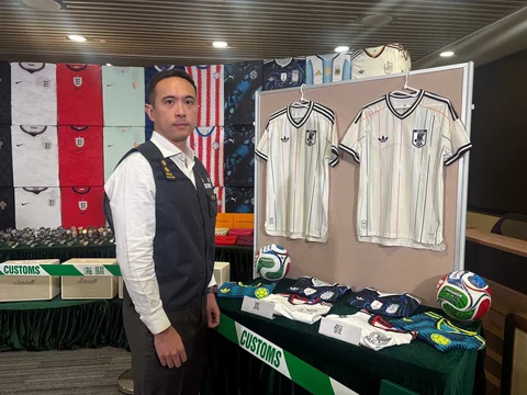 Kayne Chung, seorang inspektur senior Departemen Bea Cukai dan Pajak Hong Kong, berbicara kepada wartawan di kantor pusat mereka di North Point, Hong Kong, Kamis (11/06/2026).