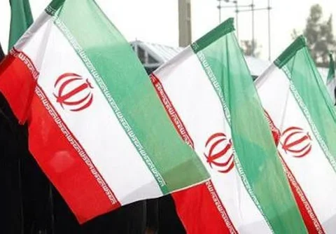 Beberapa perempuan membawa Bendera Iran di Ibu Kota Teheran. (c) AFP/Begriyz Negr
