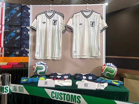 Otoritas bea cukai Hong Kong memperlihatkan jersey asli (kiri) dan jersey palsu (kanan) selama konferensi pers di kantor pusatnya di North Point, Hong Kong, Kamis (11/06/2026).