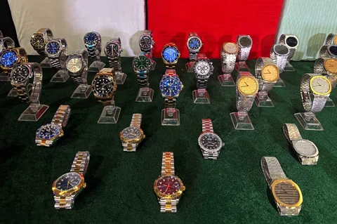 Jam tangan dipamerkan oleh otoritas bea cukai Hong Kong dalam konferensi pers tentang barang palsu dan barang yang melanggar hak paten di kantor pusat mereka di North Point, Hong Kong, Kamis (11/06/2026).