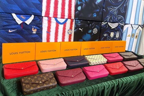 Tas-tas tangan dipamerkan oleh otoritas bea cukai Hong Kong dalam konferensi pers tentang barang palsu dan barang yang melanggar hak cipta di kantor pusat mereka di North Point, Hong Kong, Kamis (11/06/2026).