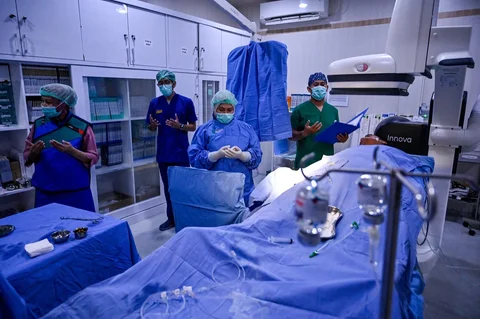 Para petugas kesehatan berdoa sebelum mengoperasi pasien selama operasi pemasangan stent jantung di rumah sakit Meuraxa di Banda Aceh, Kamis (11/06/2026).
