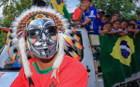 Warga Desa Pambusuang, Kecamatan Balanipa, Kabupaten Polewali Mandar  saat mengikuti konvoi kendaraan sambil membawa atribut negara peserta untuk menyambut Piala Dunia 2026, Kamis (11/6/2026).