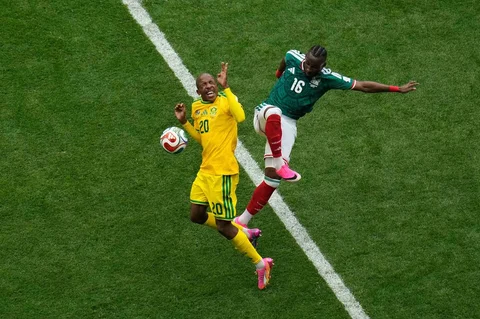 Julian Quinones dari Meksiko, kanan, dan Khuliso Mudau dari Afrika Selatan berebut bola selama pertandingan sepak bola Grup A Piala Dunia antara Meksiko dan Afrika Selatan di Mexico City, Kamis (11/06/2026).