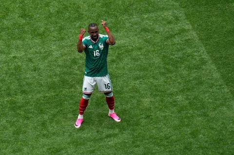 Julian Quinones dari Meksiko  melakukan selebrasi usai  mencetak gol pembuka timnya selama pertandingan sepak bola Grup A Piala Dunia antara Meksiko dan Afrika Selatan di Mexico City, Kamis, Kamis (11/06/2026).