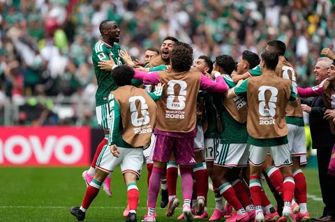 Julian Quinones dari Meksiko  melakukan selebrasi usai  mencetak gol pembuka timnya selama pertandingan sepak bola Grup A Piala Dunia antara Meksiko dan Afrika Selatan di Mexico City, Kamis, Kamis (11/06/2026).