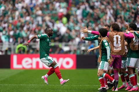 Julian Quinones dari Meksiko  melakukan selebrasi usai  mencetak gol pembuka timnya selama pertandingan sepak bola Grup A Piala Dunia antara Meksiko dan Afrika Selatan di Mexico City, Kamis, Kamis (11/06/2026).