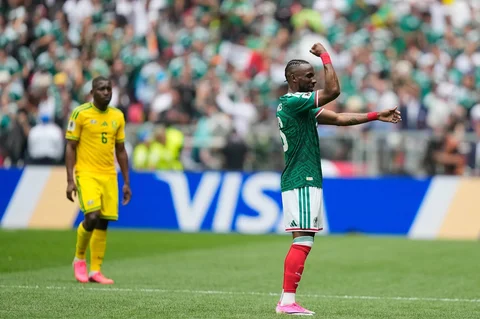 Julian Quinones dari Meksiko  melakukan selebrasi usai  mencetak gol pembuka timnya selama pertandingan sepak bola Grup A Piala Dunia antara Meksiko dan Afrika Selatan di Mexico City, Kamis, Kamis (11/06/2026).
