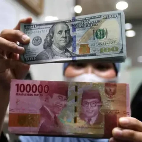Karyawan menghitung uang kertas rupiah yang rusak di tempat penukaran uang rusak di Gedung Bank Indonessia, Jakarta (4/4). Selain itu BI juga meminta masyarakat agar menukarkan uang yang suda