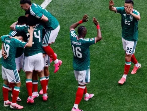 Sepatu pink pemain bola Piala Dunia 2026