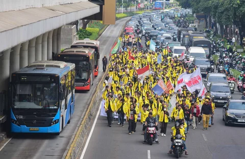 Mahasiswa dari Kampus UI melakukan aksi long march dari kawasan jala Sudirman menuju Jalan MH. Thramrin, Jakarta, Jumat (12/06/2026)