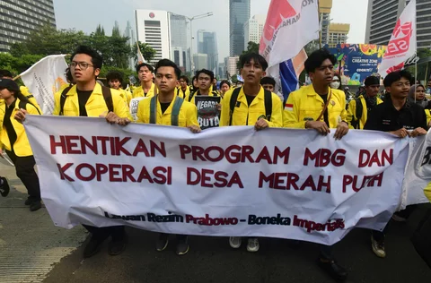 Mahasiswa dari Kampus UI melakukan aksi long march dari kawasan jala Sudirman menuju Jalan MH. Thramrin, Jakarta, Jumat (12/06/2026)