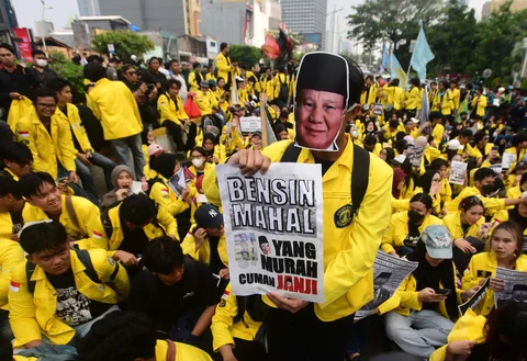 Mahasiswa saat  demo di  Jalan MH. Thramrin, Jakarta, Jumat (12/06/2026).