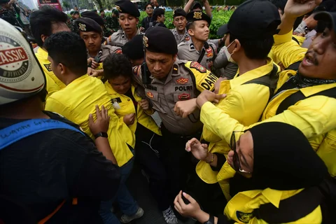 Mahasiswa bentrok dengan petugas saat demo di  Jalan MH. Thramrin, Jakarta, Jumat (12/06/2026).