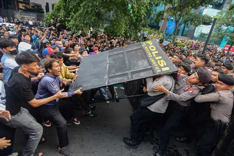 Mahasiswa dari Kampus UI melakukan aksi long march dari kawasan jala Sudirman menuju Jalan MH. Thramrin, Jakarta, Jumat (12/06/2026)
