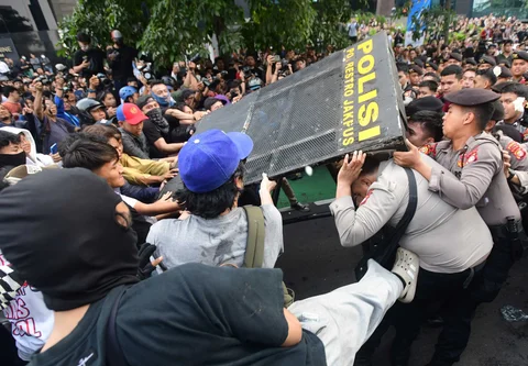 Mahasiswa dari Kampus UI melakukan aksi long march dari kawasan jala Sudirman menuju Jalan MH. Thramrin, Jakarta, Jumat (12/06/2026).