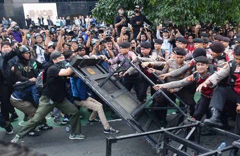 Mahasiswa dari Kampus UI melakukan aksi long march dari kawasan jala Sudirman menuju Jalan MH. Thramrin, Jakarta, Jumat (12/06/2026)
