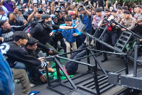 Mahasiswa dari Kampus UI melakukan aksi long march dari kawasan jala Sudirman menuju Jalan MH. Thramrin, Jakarta, Jumat (12/06/2026)