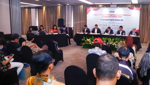 Jajaran Dewan Komisaris dan Direksi PT Arkadia Digital Media saat pelaksanaan Rapat Umum Pemegang Saham Tahunan (RUPST) Perseroan di Hotel Kimaya Slipi, Jakarta, Jumat (12/6/2026).