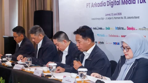 Jajaran Dewan Komisaris dan Direksi PT Arkadia Digital Media saat pelaksanaan Rapat Umum Pemegang Saham Tahunan (RUPST) Perseroan di Hotel Kimaya Slipi, Jakarta, Jumat (12/6/2026).