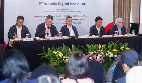 Jajaran Dewan Komisaris dan Direksi PT Arkadia Digital Media saat pelaksanaan Rapat Umum Pemegang Saham Tahunan (RUPST) Perseroan di Hotel Kimaya Slipi, Jakarta, Jumat (12/6/2026).