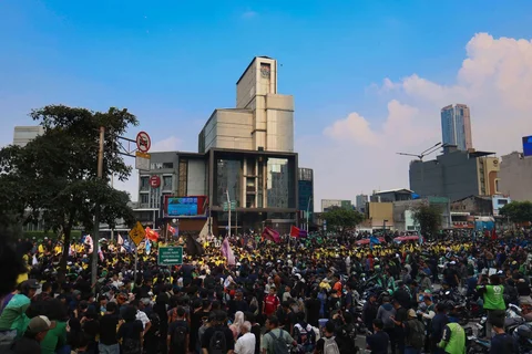 Massa mahasiswa saat melakukan aksi unjuk rasa menyoroti pelemahan ekonomi dan peningkatan harga bahan pokok serta bahan bakar minyak (BBM) di Jalan MH. Thamrin, Jakarta, Jumat (12/06/2026).