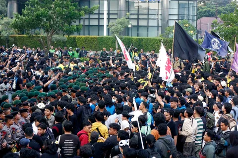 Massa mahasiswa saat melakukan aksi unjuk rasa menyoroti pelemahan ekonomi dan peningkatan harga bahan pokok serta bahan bakar minyak (BBM) di Jalan MH. Thamrin, Jakarta, Jumat (12/06/2026).