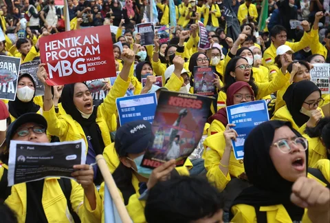 Massa mahasiswa saat melakukan aksi unjuk rasa menyoroti pelemahan ekonomi dan peningkatan harga bahan pokok serta bahan bakar minyak (BBM) di Jalan MH. Thamrin, Jakarta, Jumat (12/06/2026).