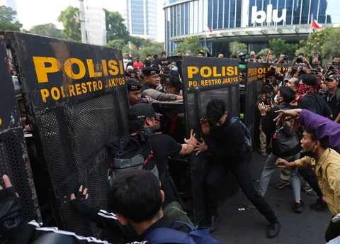 Pengunjuk rasa saling dorong dengan aparat keamanan saat aksi di Jalan MH Thamrin, Jakarta, Jumat (12/6/2026).