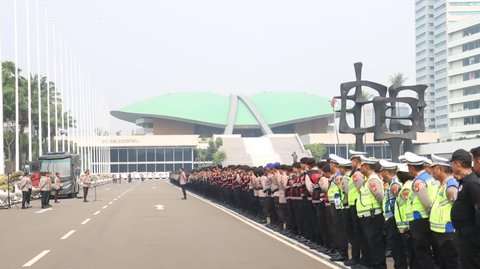 Kapolda Metro Jaya Komjen Pol Asep Edi Suheri memimpin apel pengamanan jelang demo mahasiswa di Gedung DPR, Jumat (12/6/2026).