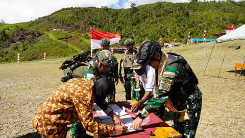 Delapan anggota TPNPB-OPM Kodap XV/Ngalum Kupel menjalani prosesi ikrar kembali ke NKRI di Lapangan Distrik Kiwirok, Kabupaten Pegunungan Bintang, Papua Pegunungan, Rabu (10/6/2026)