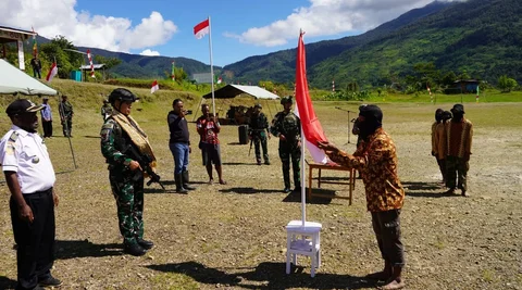 Delapan anggota TPNPB-OPM Kodap XV/Ngalum Kupel menjalani prosesi ikrar kembali ke NKRI di Lapangan Distrik Kiwirok, Kabupaten Pegunungan Bintang, Papua Pegunungan, Rabu (10/6/2026)