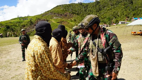 Delapan anggota TPNPB-OPM Kodap XV/Ngalum Kupel menjalani prosesi ikrar kembali ke NKRI di Lapangan Distrik Kiwirok, Kabupaten Pegunungan Bintang, Papua Pegunungan, Rabu (10/6/2026)