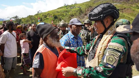 Rangkaian prosesi ikrar delapan anggota TPNPB-OPM Kodap XV/Ngalum Kupel ke NKRI di Lapangan Distrik Kiwirok, Kabupaten Pegunungan Bintang, Papua Pegunungan, Rabu (10/6/2026)