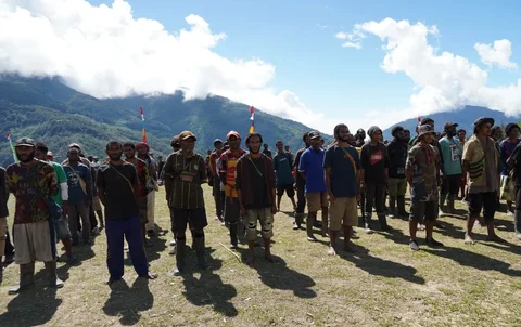 Rangkaian prosesi ikrar delapan anggota TPNPB-OPM Kodap XV/Ngalum Kupel ke NKRI di Lapangan Distrik Kiwirok, Kabupaten Pegunungan Bintang, Papua Pegunungan, Rabu (10/6/2026)