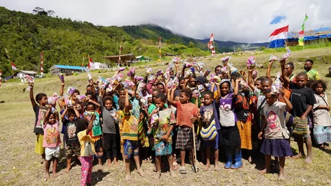 Anak-anak saat menyaksikan rangkaian prosesi ikrar delapan anggota TPNPB-OPM Kodap XV/Ngalum Kupel ke NKRI di Lapangan Distrik Kiwirok, Kabupaten Pegunungan Bintang, Papua Pegunungan, Rabu (10/6/2026)