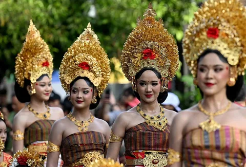 Seniman Bali tampil saat pawai pembukaan Pesta Kesenian Bali (PKB) ke-48 tahun 2026 di Denpasar, Bali, Sabtu (13/6/2026).