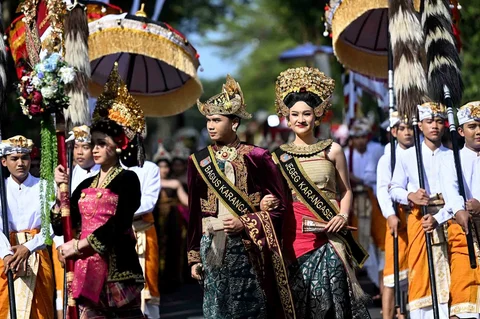 Seniman Bali tampil saat pawai pembukaan Pesta Kesenian Bali (PKB) ke-48 tahun 2026 di Denpasar, Bali, Sabtu (13/6/2026).