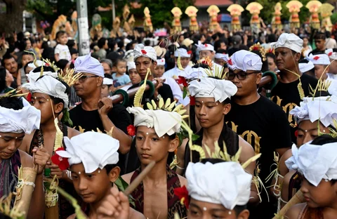 Seniman Bali tampil saat pawai pembukaan Pesta Kesenian Bali (PKB) ke-48 tahun 2026 di Denpasar, Bali, Sabtu (13/6/2026).