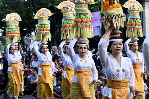 Seniman Bali tampil saat pawai pembukaan Pesta Kesenian Bali (PKB) ke-48 tahun 2026 di Denpasar, Bali, Sabtu (13/6/2026).