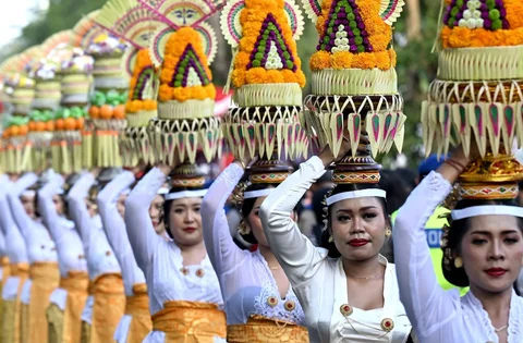 Seniman Bali tampil saat pawai pembukaan Pesta Kesenian Bali (PKB) ke-48 tahun 2026 di Denpasar, Bali, Sabtu (13/6/2026).